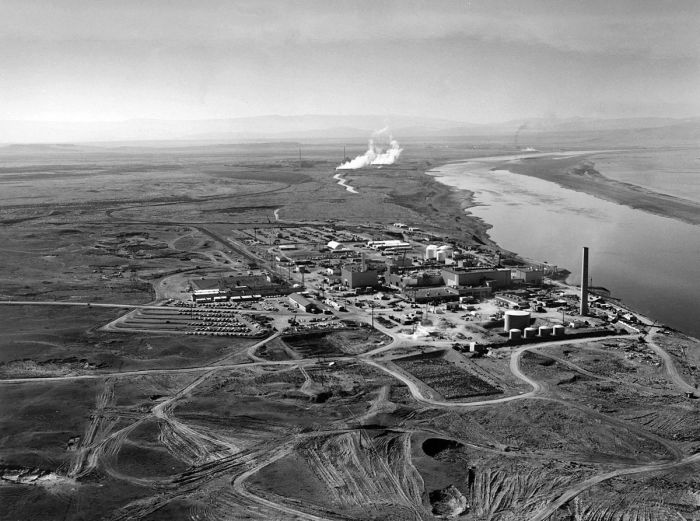 1200px-Hanford_N_Reactor_adjusted.jpg