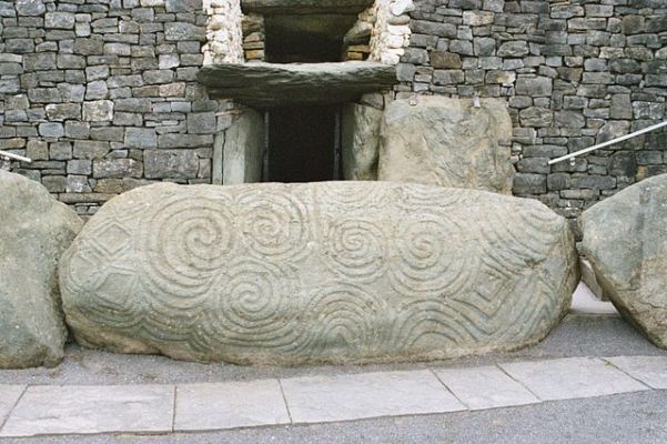 640px-Newgrange,_Ireland.jpg